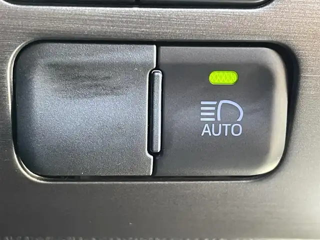 トヨタ プリウス ＰＨＶ Sナビパッケージ・GRスポーツ 福岡県 2018(平30)年 9.5万km ホワイトパールクリスタルシャイン トヨタセーフティセンス/PCS/LDA/純正１１．６インチナビ/フルセグTV/BT/iPod/USB/AUX/AM/FM/バックカメラ/ＧＲ専用ハーフレザーシート/レーダークルーズコントロール/前席シートヒーター/ＬＥＤオートライト/オートハイビーム/フォグランプ/ＥＴＣ２．０/ステアリングリモコン/スマートキー/プッシュスタート