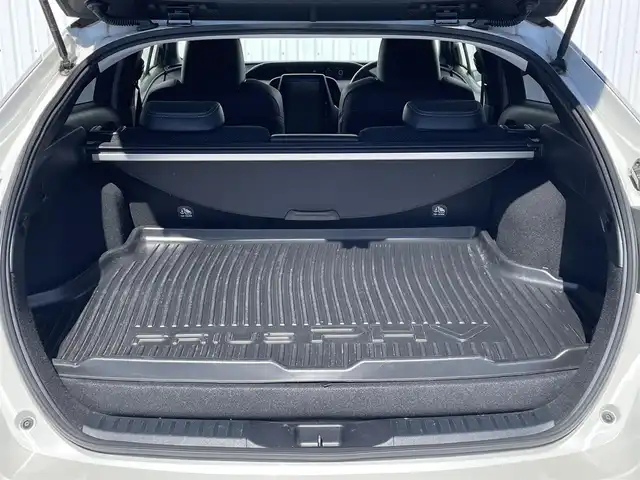 トヨタ プリウス ＰＨＶ Sナビパッケージ・GRスポーツ 福岡県 2018(平30)年 9.5万km ホワイトパールクリスタルシャイン トヨタセーフティセンス/PCS/LDA/純正１１．６インチナビ/フルセグTV/BT/iPod/USB/AUX/AM/FM/バックカメラ/ＧＲ専用ハーフレザーシート/レーダークルーズコントロール/前席シートヒーター/ＬＥＤオートライト/オートハイビーム/フォグランプ/ＥＴＣ２．０/ステアリングリモコン/スマートキー/プッシュスタート