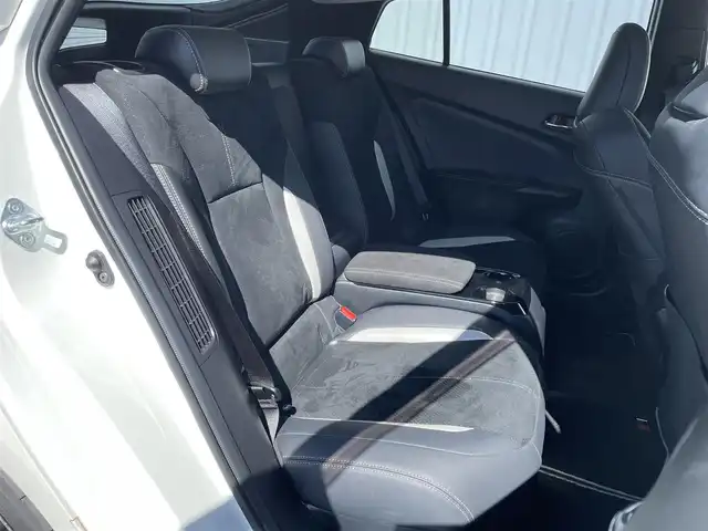 トヨタ プリウス ＰＨＶ Sナビパッケージ・GRスポーツ 福岡県 2018(平30)年 9.5万km ホワイトパールクリスタルシャイン トヨタセーフティセンス/PCS/LDA/純正１１．６インチナビ/フルセグTV/BT/iPod/USB/AUX/AM/FM/バックカメラ/ＧＲ専用ハーフレザーシート/レーダークルーズコントロール/前席シートヒーター/ＬＥＤオートライト/オートハイビーム/フォグランプ/ＥＴＣ２．０/ステアリングリモコン/スマートキー/プッシュスタート