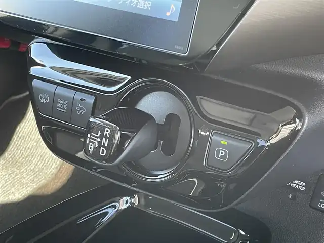 トヨタ プリウス ＰＨＶ Sナビパッケージ・GRスポーツ 福岡県 2018(平30)年 9.5万km ホワイトパールクリスタルシャイン トヨタセーフティセンス/PCS/LDA/純正１１．６インチナビ/フルセグTV/BT/iPod/USB/AUX/AM/FM/バックカメラ/ＧＲ専用ハーフレザーシート/レーダークルーズコントロール/前席シートヒーター/ＬＥＤオートライト/オートハイビーム/フォグランプ/ＥＴＣ２．０/ステアリングリモコン/スマートキー/プッシュスタート