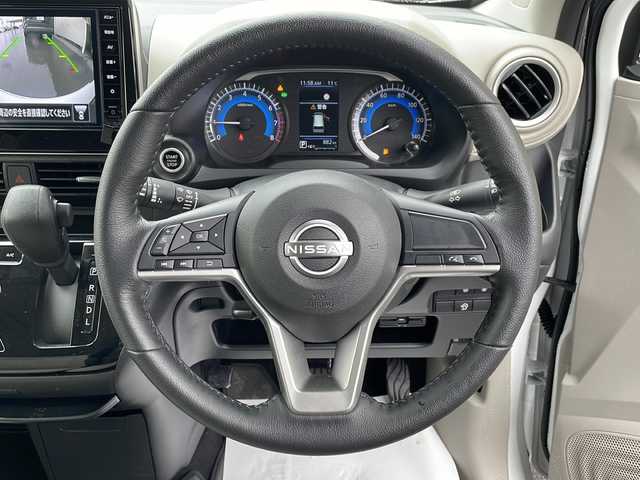 日産 デイズ X 道北・旭川 2025(令7)年 0.1万km ホワイトパール /4WD//禁煙車//純正9型メモリナビ//BT/SD/フルセグ//アラウンドビューモニター//エマージェンシーブレーキ//レーンキープ//アイドリングストップ//コーナーセンサー//シートヒーター//ステアリングヒーター//オートライト//ライトレベライザー//前後ドライブレコーダー//ETC//純正フロアマット//ドアバイザー//保証書