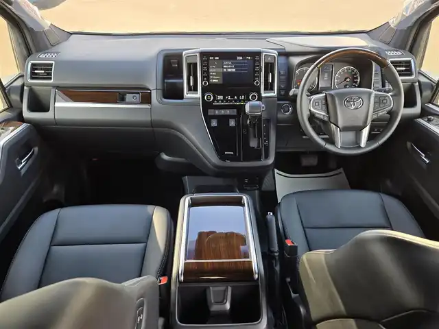 トヨタ グランエース プレミアム 鹿児島県 2023(令5)年 0.4万km ブラック トヨタセーフティセンス　/パノラミックビューモニター　/後席フリップダウンモニター　/デジタルインナーミラー　/ＴＶキャンセラー　/ブラインドスポットモニター　/全席シートヒーター　/全席パワーシート/両側パワースライドドア/レーダークルーズコントロール/純正メモリーナビ/Bluetoothオーディオ/フルセグテレビ/肩口パワースイッチ/パーキングアシストセンサー/プリクラッシュセーフティ/ロードサインアシスト/パーキングアシストサイン/リヤクロストラフィックアラート/エグゼクティブシート/純正アルミホイール(17インチ)/エアバッグ(W+サイド)/カーテンエアバッグ/プッシュスタート/スマートキー