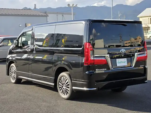 トヨタ グランエース プレミアム 鹿児島県 2023(令5)年 0.4万km ブラック トヨタセーフティセンス　/パノラミックビューモニター　/後席フリップダウンモニター　/デジタルインナーミラー　/ＴＶキャンセラー　/ブラインドスポットモニター　/全席シートヒーター　/全席パワーシート/両側パワースライドドア/レーダークルーズコントロール/純正メモリーナビ/Bluetoothオーディオ/フルセグテレビ/肩口パワースイッチ/パーキングアシストセンサー/プリクラッシュセーフティ/ロードサインアシスト/パーキングアシストサイン/リヤクロストラフィックアラート/エグゼクティブシート/純正アルミホイール(17インチ)/エアバッグ(W+サイド)/カーテンエアバッグ/プッシュスタート/スマートキー