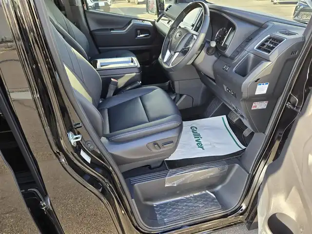 トヨタ グランエース プレミアム 鹿児島県 2023(令5)年 0.4万km ブラック トヨタセーフティセンス　/パノラミックビューモニター　/後席フリップダウンモニター　/デジタルインナーミラー　/ＴＶキャンセラー　/ブラインドスポットモニター　/全席シートヒーター　/全席パワーシート/両側パワースライドドア/レーダークルーズコントロール/純正メモリーナビ/Bluetoothオーディオ/フルセグテレビ/肩口パワースイッチ/パーキングアシストセンサー/プリクラッシュセーフティ/ロードサインアシスト/パーキングアシストサイン/リヤクロストラフィックアラート/エグゼクティブシート/純正アルミホイール(17インチ)/エアバッグ(W+サイド)/カーテンエアバッグ/プッシュスタート/スマートキー