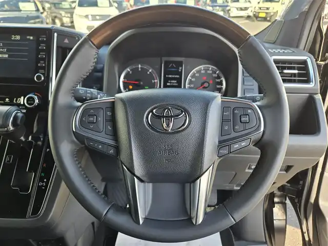 トヨタ グランエース プレミアム 鹿児島県 2023(令5)年 0.4万km ブラック トヨタセーフティセンス　/パノラミックビューモニター　/後席フリップダウンモニター　/デジタルインナーミラー　/ＴＶキャンセラー　/ブラインドスポットモニター　/全席シートヒーター　/全席パワーシート/両側パワースライドドア/レーダークルーズコントロール/純正メモリーナビ/Bluetoothオーディオ/フルセグテレビ/肩口パワースイッチ/パーキングアシストセンサー/プリクラッシュセーフティ/ロードサインアシスト/パーキングアシストサイン/リヤクロストラフィックアラート/エグゼクティブシート/純正アルミホイール(17インチ)/エアバッグ(W+サイド)/カーテンエアバッグ/プッシュスタート/スマートキー