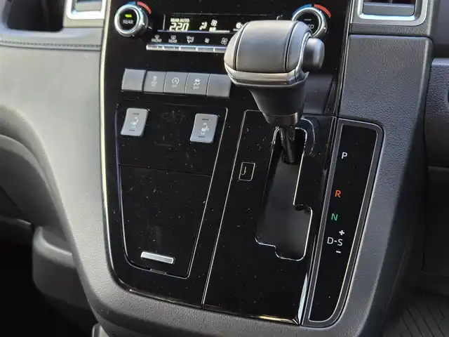 トヨタ グランエース プレミアム 鹿児島県 2023(令5)年 0.4万km ブラック トヨタセーフティセンス　/パノラミックビューモニター　/後席フリップダウンモニター　/デジタルインナーミラー　/ＴＶキャンセラー　/ブラインドスポットモニター　/全席シートヒーター　/全席パワーシート/両側パワースライドドア/レーダークルーズコントロール/純正メモリーナビ/Bluetoothオーディオ/フルセグテレビ/肩口パワースイッチ/パーキングアシストセンサー/プリクラッシュセーフティ/ロードサインアシスト/パーキングアシストサイン/リヤクロストラフィックアラート/エグゼクティブシート/純正アルミホイール(17インチ)/エアバッグ(W+サイド)/カーテンエアバッグ/プッシュスタート/スマートキー