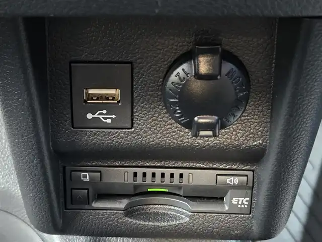 トヨタ グランエース プレミアム 鹿児島県 2023(令5)年 0.4万km ブラック トヨタセーフティセンス　/パノラミックビューモニター　/後席フリップダウンモニター　/デジタルインナーミラー　/ＴＶキャンセラー　/ブラインドスポットモニター　/全席シートヒーター　/全席パワーシート/両側パワースライドドア/レーダークルーズコントロール/純正メモリーナビ/Bluetoothオーディオ/フルセグテレビ/肩口パワースイッチ/パーキングアシストセンサー/プリクラッシュセーフティ/ロードサインアシスト/パーキングアシストサイン/リヤクロストラフィックアラート/エグゼクティブシート/純正アルミホイール(17インチ)/エアバッグ(W+サイド)/カーテンエアバッグ/プッシュスタート/スマートキー