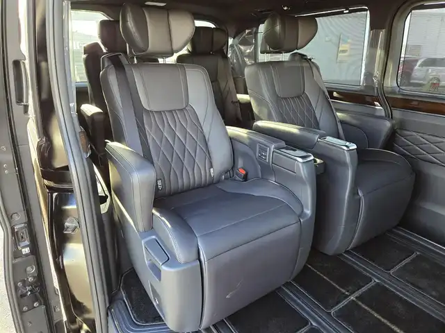 トヨタ グランエース プレミアム 鹿児島県 2023(令5)年 0.4万km ブラック トヨタセーフティセンス　/パノラミックビューモニター　/後席フリップダウンモニター　/デジタルインナーミラー　/ＴＶキャンセラー　/ブラインドスポットモニター　/全席シートヒーター　/全席パワーシート/両側パワースライドドア/レーダークルーズコントロール/純正メモリーナビ/Bluetoothオーディオ/フルセグテレビ/肩口パワースイッチ/パーキングアシストセンサー/プリクラッシュセーフティ/ロードサインアシスト/パーキングアシストサイン/リヤクロストラフィックアラート/エグゼクティブシート/純正アルミホイール(17インチ)/エアバッグ(W+サイド)/カーテンエアバッグ/プッシュスタート/スマートキー