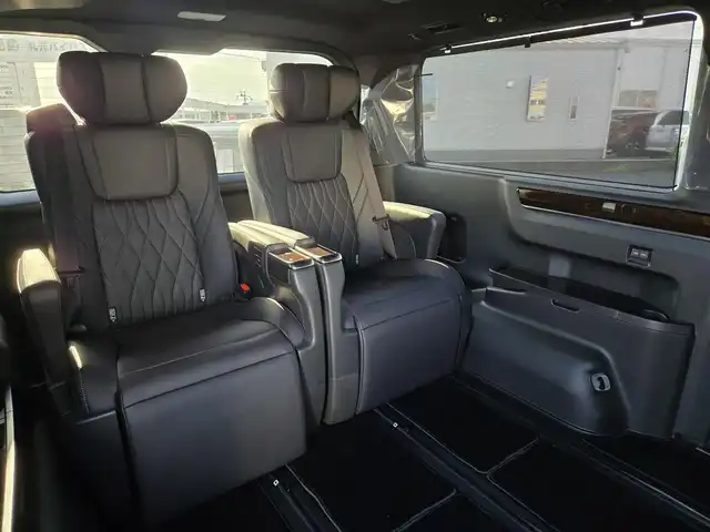 トヨタ グランエース プレミアム 鹿児島県 2023(令5)年 0.4万km ブラック トヨタセーフティセンス　/パノラミックビューモニター　/後席フリップダウンモニター　/デジタルインナーミラー　/ＴＶキャンセラー　/ブラインドスポットモニター　/全席シートヒーター　/全席パワーシート/両側パワースライドドア/レーダークルーズコントロール/純正メモリーナビ/Bluetoothオーディオ/フルセグテレビ/肩口パワースイッチ/パーキングアシストセンサー/プリクラッシュセーフティ/ロードサインアシスト/パーキングアシストサイン/リヤクロストラフィックアラート/エグゼクティブシート/純正アルミホイール(17インチ)/エアバッグ(W+サイド)/カーテンエアバッグ/プッシュスタート/スマートキー