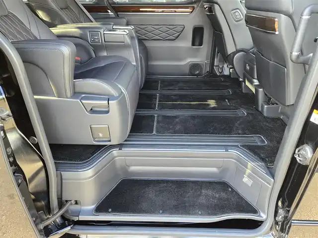 トヨタ グランエース プレミアム 鹿児島県 2023(令5)年 0.4万km ブラック トヨタセーフティセンス　/パノラミックビューモニター　/後席フリップダウンモニター　/デジタルインナーミラー　/ＴＶキャンセラー　/ブラインドスポットモニター　/全席シートヒーター　/全席パワーシート/両側パワースライドドア/レーダークルーズコントロール/純正メモリーナビ/Bluetoothオーディオ/フルセグテレビ/肩口パワースイッチ/パーキングアシストセンサー/プリクラッシュセーフティ/ロードサインアシスト/パーキングアシストサイン/リヤクロストラフィックアラート/エグゼクティブシート/純正アルミホイール(17インチ)/エアバッグ(W+サイド)/カーテンエアバッグ/プッシュスタート/スマートキー