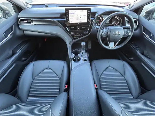 トヨタ カムリ WS 福島県 2023(令5)年 1.1万km プラチナホワイトパールマイカ トヨタセーフティセンス/・プリクラッシュセーフティ/・レーンディパーチャーアラート/・オートマチックハイビーム/・レーダークルーズコントロール/純正ディスプレイオーディオ/・TコネクトSDナビゲーション/【CD/DVD/Bluetooth/フルセグTV/USB】/JBLプレミアムサウンドシステム/クリアランスソナー/ブラインドスポットモニター/ヘッドアップディスプレイ/スマートキー/・プッシュスタート/LEDヘッドライト/・オートハイビーム/・オートライト/・フォグランプ/ハーフレザーシート/・運転席パワーシート/本革巻きステアリング/・ステアリングリモコン/純正フロアマット