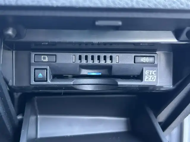 トヨタ カムリ WS 福島県 2023(令5)年 1.1万km プラチナホワイトパールマイカ トヨタセーフティセンス/・プリクラッシュセーフティ/・レーンディパーチャーアラート/・オートマチックハイビーム/・レーダークルーズコントロール/純正ディスプレイオーディオ/・TコネクトSDナビゲーション/【CD/DVD/Bluetooth/フルセグTV/USB】/JBLプレミアムサウンドシステム/クリアランスソナー/ブラインドスポットモニター/ヘッドアップディスプレイ/スマートキー/・プッシュスタート/LEDヘッドライト/・オートハイビーム/・オートライト/・フォグランプ/ハーフレザーシート/・運転席パワーシート/本革巻きステアリング/・ステアリングリモコン/純正フロアマット