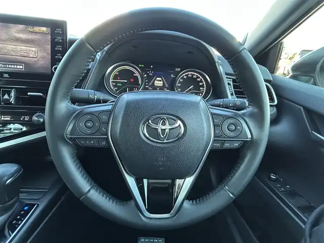 トヨタ カムリ WS 福島県 2023(令5)年 1.1万km プラチナホワイトパールマイカ トヨタセーフティセンス/・プリクラッシュセーフティ/・レーンディパーチャーアラート/・オートマチックハイビーム/・レーダークルーズコントロール/純正ディスプレイオーディオ/・TコネクトSDナビゲーション/【CD/DVD/Bluetooth/フルセグTV/USB】/JBLプレミアムサウンドシステム/クリアランスソナー/ブラインドスポットモニター/ヘッドアップディスプレイ/スマートキー/・プッシュスタート/LEDヘッドライト/・オートハイビーム/・オートライト/・フォグランプ/ハーフレザーシート/・運転席パワーシート/本革巻きステアリング/・ステアリングリモコン/純正フロアマット