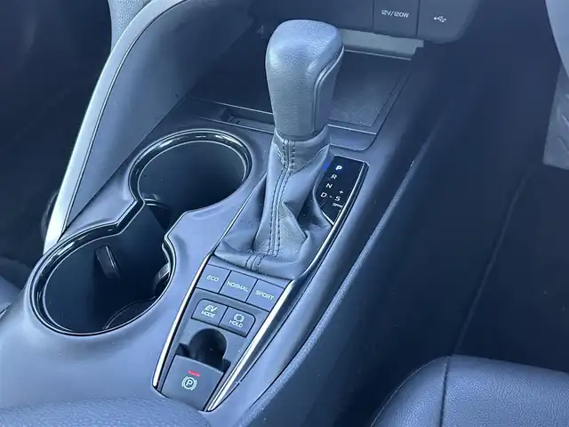 トヨタ カムリ WS 福島県 2023(令5)年 1.1万km プラチナホワイトパールマイカ トヨタセーフティセンス/・プリクラッシュセーフティ/・レーンディパーチャーアラート/・オートマチックハイビーム/・レーダークルーズコントロール/純正ディスプレイオーディオ/・TコネクトSDナビゲーション/【CD/DVD/Bluetooth/フルセグTV/USB】/JBLプレミアムサウンドシステム/クリアランスソナー/ブラインドスポットモニター/ヘッドアップディスプレイ/スマートキー/・プッシュスタート/LEDヘッドライト/・オートハイビーム/・オートライト/・フォグランプ/ハーフレザーシート/・運転席パワーシート/本革巻きステアリング/・ステアリングリモコン/純正フロアマット