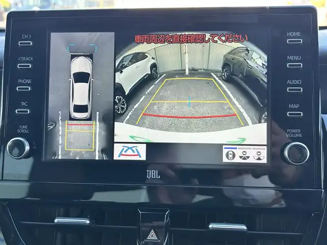 トヨタ カムリ WS 福島県 2023(令5)年 1.1万km プラチナホワイトパールマイカ トヨタセーフティセンス/・プリクラッシュセーフティ/・レーンディパーチャーアラート/・オートマチックハイビーム/・レーダークルーズコントロール/純正ディスプレイオーディオ/・TコネクトSDナビゲーション/【CD/DVD/Bluetooth/フルセグTV/USB】/JBLプレミアムサウンドシステム/クリアランスソナー/ブラインドスポットモニター/ヘッドアップディスプレイ/スマートキー/・プッシュスタート/LEDヘッドライト/・オートハイビーム/・オートライト/・フォグランプ/ハーフレザーシート/・運転席パワーシート/本革巻きステアリング/・ステアリングリモコン/純正フロアマット