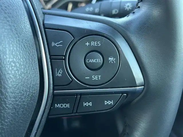 トヨタ カムリ WS 福島県 2023(令5)年 1.1万km プラチナホワイトパールマイカ トヨタセーフティセンス/・プリクラッシュセーフティ/・レーンディパーチャーアラート/・オートマチックハイビーム/・レーダークルーズコントロール/純正ディスプレイオーディオ/・TコネクトSDナビゲーション/【CD/DVD/Bluetooth/フルセグTV/USB】/JBLプレミアムサウンドシステム/クリアランスソナー/ブラインドスポットモニター/ヘッドアップディスプレイ/スマートキー/・プッシュスタート/LEDヘッドライト/・オートハイビーム/・オートライト/・フォグランプ/ハーフレザーシート/・運転席パワーシート/本革巻きステアリング/・ステアリングリモコン/純正フロアマット