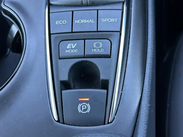 トヨタ カムリ WS 福島県 2023(令5)年 1.1万km プラチナホワイトパールマイカ トヨタセーフティセンス/・プリクラッシュセーフティ/・レーンディパーチャーアラート/・オートマチックハイビーム/・レーダークルーズコントロール/純正ディスプレイオーディオ/・TコネクトSDナビゲーション/【CD/DVD/Bluetooth/フルセグTV/USB】/JBLプレミアムサウンドシステム/クリアランスソナー/ブラインドスポットモニター/ヘッドアップディスプレイ/スマートキー/・プッシュスタート/LEDヘッドライト/・オートハイビーム/・オートライト/・フォグランプ/ハーフレザーシート/・運転席パワーシート/本革巻きステアリング/・ステアリングリモコン/純正フロアマット