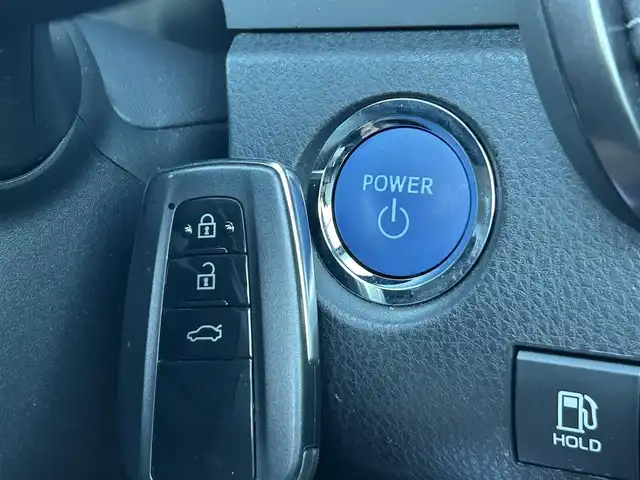 トヨタ カムリ WS 福島県 2023(令5)年 1.1万km プラチナホワイトパールマイカ トヨタセーフティセンス/・プリクラッシュセーフティ/・レーンディパーチャーアラート/・オートマチックハイビーム/・レーダークルーズコントロール/純正ディスプレイオーディオ/・TコネクトSDナビゲーション/【CD/DVD/Bluetooth/フルセグTV/USB】/JBLプレミアムサウンドシステム/クリアランスソナー/ブラインドスポットモニター/ヘッドアップディスプレイ/スマートキー/・プッシュスタート/LEDヘッドライト/・オートハイビーム/・オートライト/・フォグランプ/ハーフレザーシート/・運転席パワーシート/本革巻きステアリング/・ステアリングリモコン/純正フロアマット