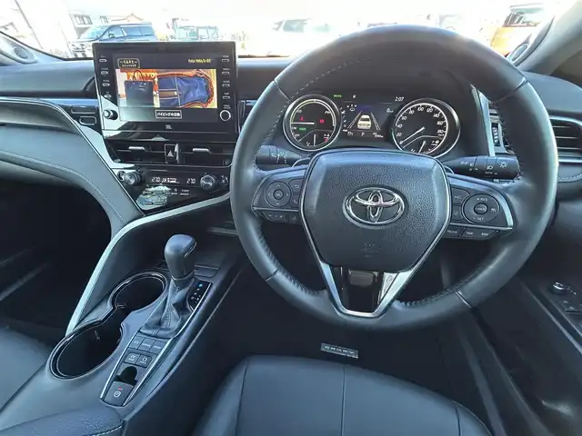 トヨタ カムリ WS 福島県 2023(令5)年 1.1万km プラチナホワイトパールマイカ トヨタセーフティセンス/・プリクラッシュセーフティ/・レーンディパーチャーアラート/・オートマチックハイビーム/・レーダークルーズコントロール/純正ディスプレイオーディオ/・TコネクトSDナビゲーション/【CD/DVD/Bluetooth/フルセグTV/USB】/JBLプレミアムサウンドシステム/クリアランスソナー/ブラインドスポットモニター/ヘッドアップディスプレイ/スマートキー/・プッシュスタート/LEDヘッドライト/・オートハイビーム/・オートライト/・フォグランプ/ハーフレザーシート/・運転席パワーシート/本革巻きステアリング/・ステアリングリモコン/純正フロアマット