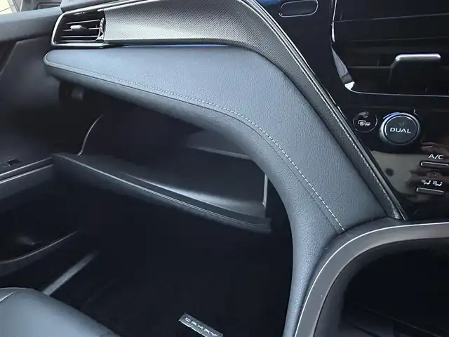 トヨタ カムリ WS 福島県 2023(令5)年 1.1万km プラチナホワイトパールマイカ トヨタセーフティセンス/・プリクラッシュセーフティ/・レーンディパーチャーアラート/・オートマチックハイビーム/・レーダークルーズコントロール/純正ディスプレイオーディオ/・TコネクトSDナビゲーション/【CD/DVD/Bluetooth/フルセグTV/USB】/JBLプレミアムサウンドシステム/クリアランスソナー/ブラインドスポットモニター/ヘッドアップディスプレイ/スマートキー/・プッシュスタート/LEDヘッドライト/・オートハイビーム/・オートライト/・フォグランプ/ハーフレザーシート/・運転席パワーシート/本革巻きステアリング/・ステアリングリモコン/純正フロアマット