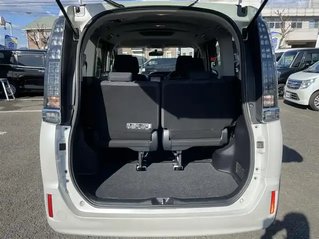 トヨタ ヴォクシー X 徳島県 2014(平26)年 12.5万km ホワイトパールクリスタルシャイン (株)IDOMが運営する【じしゃロン徳島店】の自社ローン対象車両になります。こちらは現金ご利用時の価格です。自社ローンご希望の方は別途その旨お申付け下さい。”										/																				純正ナビゲーション（SDカード後日）/（フルセグ/CD/DVD/SD/Bluetooth)/バックカメラ　/ビルトインＥＴＣ　/両側パワースライドドア　/オートＬＥＤヘッドライト　/ＬＥＤデイライト　/ウィンカーミラー/オート電動格納ミラー/プッシュスタート/スマートキー　/トラクションコントロール/ＥＣＯモード切替　/アイドリングストップ　/リヤエアコン/Wエアバック/純正フロアマット/サイドバイザー