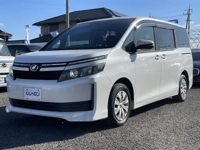 トヨタ ヴォクシー X 徳島県 2014(平26)年 12.5万km ホワイトパールクリスタルシャイン (株)IDOMが運営する【じしゃロン徳島店】の自社ローン対象車両になります。こちらは現金ご利用時の価格です。自社ローンご希望の方は別途その旨お申付け下さい。”										/																				純正ナビゲーション（SDカード後日）/（フルセグ/CD/DVD/SD/Bluetooth)/バックカメラ　/ビルトインＥＴＣ　/両側パワースライドドア　/オートＬＥＤヘッドライト　/ＬＥＤデイライト　/ウィンカーミラー/オート電動格納ミラー/プッシュスタート/スマートキー　/トラクションコントロール/ＥＣＯモード切替　/アイドリングストップ　/リヤエアコン/Wエアバック/純正フロアマット/サイドバイザー