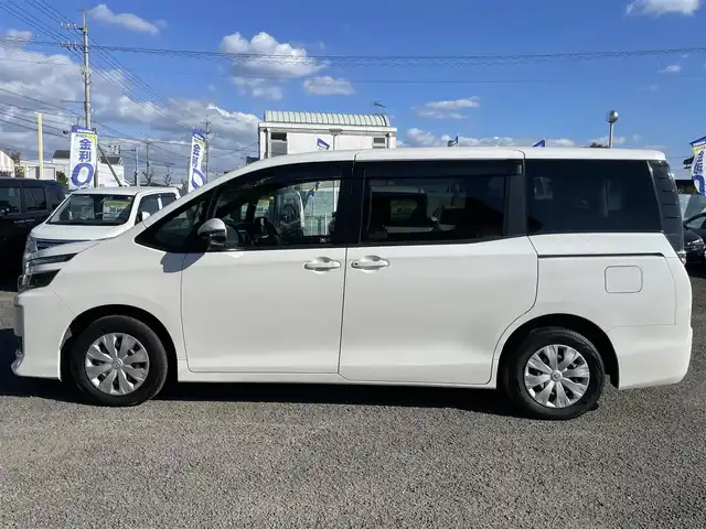 トヨタ ヴォクシー X 徳島県 2014(平26)年 12.5万km ホワイトパールクリスタルシャイン (株)IDOMが運営する【じしゃロン徳島店】の自社ローン対象車両になります。こちらは現金ご利用時の価格です。自社ローンご希望の方は別途その旨お申付け下さい。”										/																				純正ナビゲーション（SDカード後日）/（フルセグ/CD/DVD/SD/Bluetooth)/バックカメラ　/ビルトインＥＴＣ　/両側パワースライドドア　/オートＬＥＤヘッドライト　/ＬＥＤデイライト　/ウィンカーミラー/オート電動格納ミラー/プッシュスタート/スマートキー　/トラクションコントロール/ＥＣＯモード切替　/アイドリングストップ　/リヤエアコン/Wエアバック/純正フロアマット/サイドバイザー
