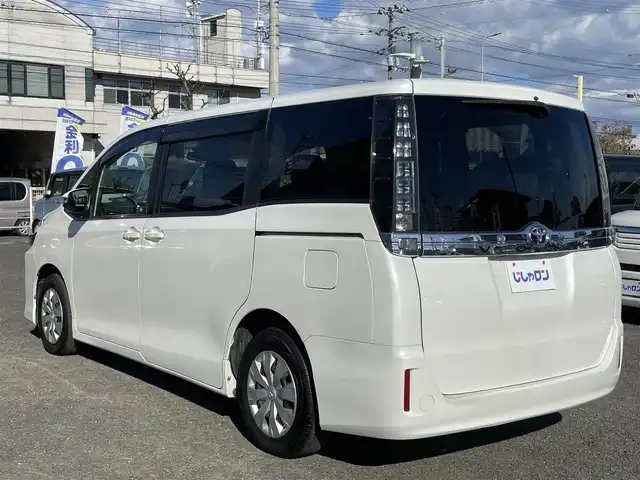 トヨタ ヴォクシー X 徳島県 2014(平26)年 12.5万km ホワイトパールクリスタルシャイン (株)IDOMが運営する【じしゃロン徳島店】の自社ローン対象車両になります。こちらは現金ご利用時の価格です。自社ローンご希望の方は別途その旨お申付け下さい。”										/																				純正ナビゲーション（SDカード後日）/（フルセグ/CD/DVD/SD/Bluetooth)/バックカメラ　/ビルトインＥＴＣ　/両側パワースライドドア　/オートＬＥＤヘッドライト　/ＬＥＤデイライト　/ウィンカーミラー/オート電動格納ミラー/プッシュスタート/スマートキー　/トラクションコントロール/ＥＣＯモード切替　/アイドリングストップ　/リヤエアコン/Wエアバック/純正フロアマット/サイドバイザー