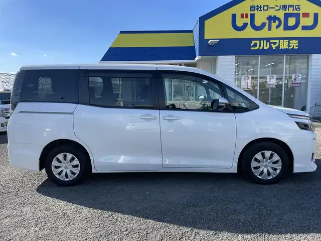 トヨタ ヴォクシー X 徳島県 2014(平26)年 12.5万km ホワイトパールクリスタルシャイン (株)IDOMが運営する【じしゃロン徳島店】の自社ローン対象車両になります。こちらは現金ご利用時の価格です。自社ローンご希望の方は別途その旨お申付け下さい。”										/																				純正ナビゲーション（SDカード後日）/（フルセグ/CD/DVD/SD/Bluetooth)/バックカメラ　/ビルトインＥＴＣ　/両側パワースライドドア　/オートＬＥＤヘッドライト　/ＬＥＤデイライト　/ウィンカーミラー/オート電動格納ミラー/プッシュスタート/スマートキー　/トラクションコントロール/ＥＣＯモード切替　/アイドリングストップ　/リヤエアコン/Wエアバック/純正フロアマット/サイドバイザー