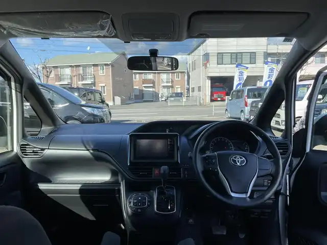 トヨタ ヴォクシー X 徳島県 2014(平26)年 12.5万km ホワイトパールクリスタルシャイン (株)IDOMが運営する【じしゃロン徳島店】の自社ローン対象車両になります。こちらは現金ご利用時の価格です。自社ローンご希望の方は別途その旨お申付け下さい。”										/																				純正ナビゲーション（SDカード後日）/（フルセグ/CD/DVD/SD/Bluetooth)/バックカメラ　/ビルトインＥＴＣ　/両側パワースライドドア　/オートＬＥＤヘッドライト　/ＬＥＤデイライト　/ウィンカーミラー/オート電動格納ミラー/プッシュスタート/スマートキー　/トラクションコントロール/ＥＣＯモード切替　/アイドリングストップ　/リヤエアコン/Wエアバック/純正フロアマット/サイドバイザー