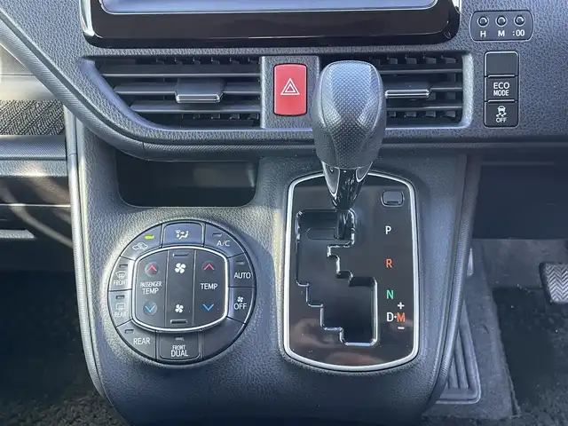 トヨタ ヴォクシー X 徳島県 2014(平26)年 12.5万km ホワイトパールクリスタルシャイン (株)IDOMが運営する【じしゃロン徳島店】の自社ローン対象車両になります。こちらは現金ご利用時の価格です。自社ローンご希望の方は別途その旨お申付け下さい。”										/																				純正ナビゲーション（SDカード後日）/（フルセグ/CD/DVD/SD/Bluetooth)/バックカメラ　/ビルトインＥＴＣ　/両側パワースライドドア　/オートＬＥＤヘッドライト　/ＬＥＤデイライト　/ウィンカーミラー/オート電動格納ミラー/プッシュスタート/スマートキー　/トラクションコントロール/ＥＣＯモード切替　/アイドリングストップ　/リヤエアコン/Wエアバック/純正フロアマット/サイドバイザー