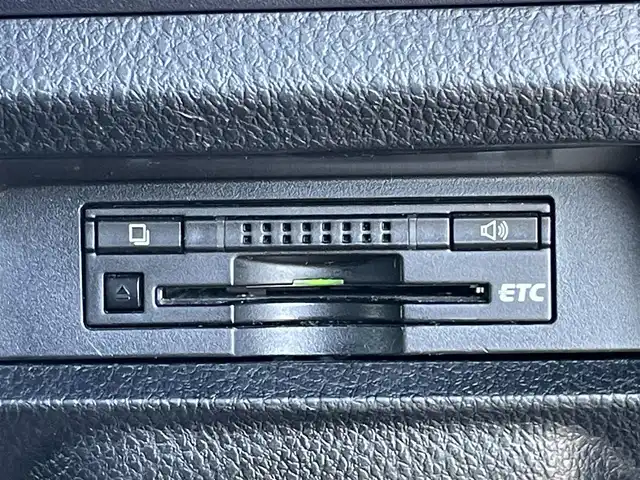 トヨタ ヴォクシー X 徳島県 2014(平26)年 12.5万km ホワイトパールクリスタルシャイン (株)IDOMが運営する【じしゃロン徳島店】の自社ローン対象車両になります。こちらは現金ご利用時の価格です。自社ローンご希望の方は別途その旨お申付け下さい。”										/																				純正ナビゲーション（SDカード後日）/（フルセグ/CD/DVD/SD/Bluetooth)/バックカメラ　/ビルトインＥＴＣ　/両側パワースライドドア　/オートＬＥＤヘッドライト　/ＬＥＤデイライト　/ウィンカーミラー/オート電動格納ミラー/プッシュスタート/スマートキー　/トラクションコントロール/ＥＣＯモード切替　/アイドリングストップ　/リヤエアコン/Wエアバック/純正フロアマット/サイドバイザー