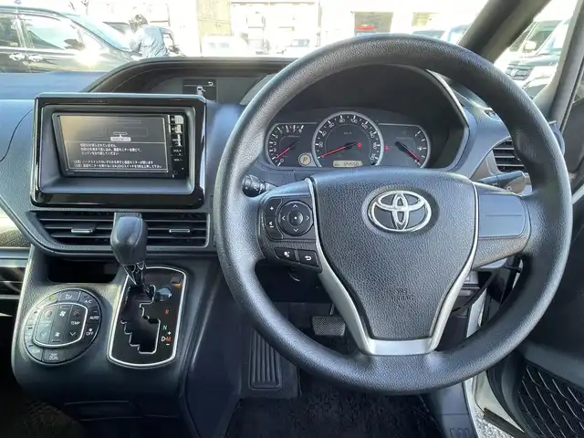 トヨタ ヴォクシー X 徳島県 2014(平26)年 12.5万km ホワイトパールクリスタルシャイン (株)IDOMが運営する【じしゃロン徳島店】の自社ローン対象車両になります。こちらは現金ご利用時の価格です。自社ローンご希望の方は別途その旨お申付け下さい。”										/																				純正ナビゲーション（SDカード後日）/（フルセグ/CD/DVD/SD/Bluetooth)/バックカメラ　/ビルトインＥＴＣ　/両側パワースライドドア　/オートＬＥＤヘッドライト　/ＬＥＤデイライト　/ウィンカーミラー/オート電動格納ミラー/プッシュスタート/スマートキー　/トラクションコントロール/ＥＣＯモード切替　/アイドリングストップ　/リヤエアコン/Wエアバック/純正フロアマット/サイドバイザー