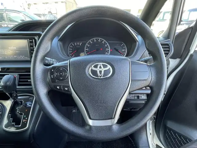 トヨタ ヴォクシー X 徳島県 2014(平26)年 12.5万km ホワイトパールクリスタルシャイン (株)IDOMが運営する【じしゃロン徳島店】の自社ローン対象車両になります。こちらは現金ご利用時の価格です。自社ローンご希望の方は別途その旨お申付け下さい。”										/																				純正ナビゲーション（SDカード後日）/（フルセグ/CD/DVD/SD/Bluetooth)/バックカメラ　/ビルトインＥＴＣ　/両側パワースライドドア　/オートＬＥＤヘッドライト　/ＬＥＤデイライト　/ウィンカーミラー/オート電動格納ミラー/プッシュスタート/スマートキー　/トラクションコントロール/ＥＣＯモード切替　/アイドリングストップ　/リヤエアコン/Wエアバック/純正フロアマット/サイドバイザー