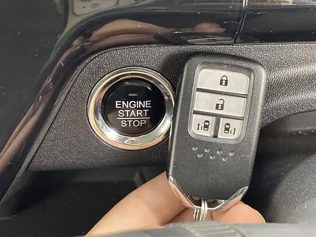 ホンダ ステップワゴン スパーダクールスピリット HセンシングBスタイル 群馬県 2019(令1)年 1.7万km プラチナホワイトパール 純正9インチナビ/フルセグTV/Bluetooth/USB/AM/FM/CD/DVD/SD/バックカメラ/ホンダセンシング/・衝突軽減ブレーキ〈CMBS〉/・LKAS〈車線維持支援システム〉/路外逸脱抑制機能/・渋滞追従機能付アダプティブクルーズコントロール/・誤発進抑制機能/歩行者事故低減ステアリング/・先行車発進お知らせ機能/標識認識機能/わくわくゲート/ナビ装着用スペシャルパッケージ＋ETC車載器(ナビゲーション連動)/両側パワースライドドア/純正前後ドライブレコーダー/LEDヘッドランプ(オートレベリング/オートライト)/前席シートヒーター/スポーツペダル/パドルシフト/プッシュスタート/スマートキー