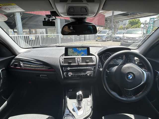 ＢＭＷ １１８ｄ スポーツ 神奈川県 2016(平28)年 5.6万km 黒 純正ナビ/CD/DVD/BT/ワンセグTV/クルーズコントロール/バックカメラ/車線逸脱警報/インテリジェントセーフティ/レーンディパーチャーウォーニング/ダイナミック・トラクション・コントロール/タイヤ空気圧警報システム/サイド/Wエアバッグ/MTモード付AT/ABS/ドラレコ/ETC/集中ドアロック/オールオートパワーウィンドウ/アイドリングストップ/スペアキー×２/取扱説明書
