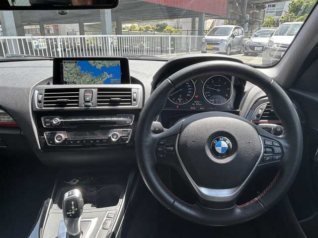 ＢＭＷ １１８ｄ スポーツ 神奈川県 2016(平28)年 5.6万km 黒 純正ナビ/CD/DVD/BT/ワンセグTV/クルーズコントロール/バックカメラ/車線逸脱警報/インテリジェントセーフティ/レーンディパーチャーウォーニング/ダイナミック・トラクション・コントロール/タイヤ空気圧警報システム/サイド/Wエアバッグ/MTモード付AT/ABS/ドラレコ/ETC/集中ドアロック/オールオートパワーウィンドウ/アイドリングストップ/スペアキー×２/取扱説明書