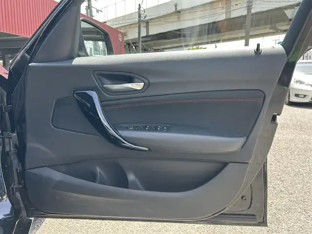 ＢＭＷ １１８ｄ スポーツ 神奈川県 2016(平28)年 5.6万km 黒 純正ナビ/CD/DVD/BT/ワンセグTV/クルーズコントロール/バックカメラ/車線逸脱警報/インテリジェントセーフティ/レーンディパーチャーウォーニング/ダイナミック・トラクション・コントロール/タイヤ空気圧警報システム/サイド/Wエアバッグ/MTモード付AT/ABS/ドラレコ/ETC/集中ドアロック/オールオートパワーウィンドウ/アイドリングストップ/スペアキー×２/取扱説明書