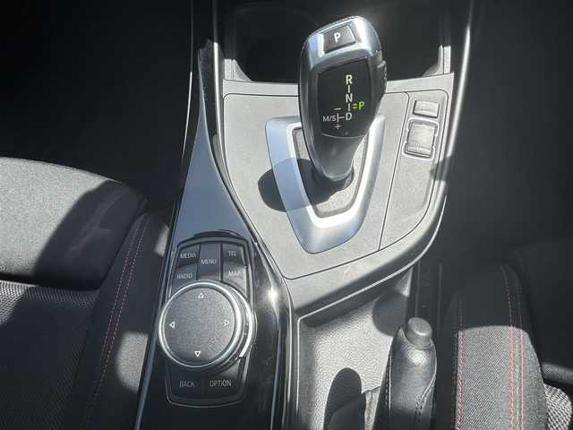 ＢＭＷ １１８ｄ スポーツ 神奈川県 2016(平28)年 5.6万km 黒 純正ナビ/CD/DVD/BT/ワンセグTV/クルーズコントロール/バックカメラ/車線逸脱警報/インテリジェントセーフティ/レーンディパーチャーウォーニング/ダイナミック・トラクション・コントロール/タイヤ空気圧警報システム/サイド/Wエアバッグ/MTモード付AT/ABS/ドラレコ/ETC/集中ドアロック/オールオートパワーウィンドウ/アイドリングストップ/スペアキー×２/取扱説明書