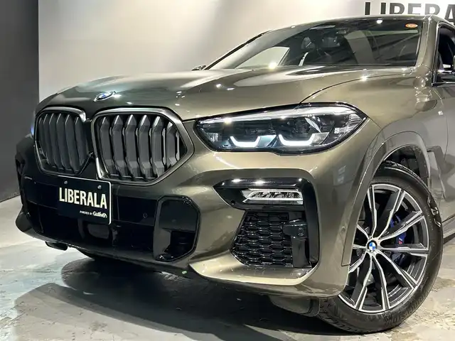 ＢＭＷ Ｘ６ xDrive35d Mスポーツ 道央・札幌 2020(令2)年 2.1万km ＤグリーンＭ 電動パノラマガラスサンルーフ/カーボンファイバーインテリアトリム/harman/kardonサラウンドサウンド/BMWディスプレイキー/コンフォートパッケージ/・フロントアクティブベンチレーションシート/・フロントマッサージシート/・ヒートコンフォートパッケージ/プラスパッケージ/・4ゾーンオートマチックエアコンディショナー/・保冷保温機能付カップホルダー/・ソフトクローズドア/BMWヘッドアップディスプレイ/BMWライブコックピット/パーキングアシストプラス/・全周囲カメラ/・パーキングアシスト(並列/縦列)/・パークディスタンスコントロール/アダプティブLEDヘッドライト/ハイビームアシスタント/ドライビングアシストプロフェッショナル/・ACC/アクティブクルーズコントロール/・ステアリング&レーンコントロールアシスト/・前車接近警告機能/・衝突回避被害軽減ブレーキ/・クロストラフィックウォーニング/・トラフィックサインアシスト/Mエアロダイナミクスパッケージ
