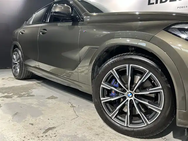 ＢＭＷ Ｘ６ xDrive35d Mスポーツ 道央・札幌 2020(令2)年 2.1万km ＤグリーンＭ 電動パノラマガラスサンルーフ/カーボンファイバーインテリアトリム/harman/kardonサラウンドサウンド/BMWディスプレイキー/コンフォートパッケージ/・フロントアクティブベンチレーションシート/・フロントマッサージシート/・ヒートコンフォートパッケージ/プラスパッケージ/・4ゾーンオートマチックエアコンディショナー/・保冷保温機能付カップホルダー/・ソフトクローズドア/BMWヘッドアップディスプレイ/BMWライブコックピット/パーキングアシストプラス/・全周囲カメラ/・パーキングアシスト(並列/縦列)/・パークディスタンスコントロール/アダプティブLEDヘッドライト/ハイビームアシスタント/ドライビングアシストプロフェッショナル/・ACC/アクティブクルーズコントロール/・ステアリング&レーンコントロールアシスト/・前車接近警告機能/・衝突回避被害軽減ブレーキ/・クロストラフィックウォーニング/・トラフィックサインアシスト/Mエアロダイナミクスパッケージ