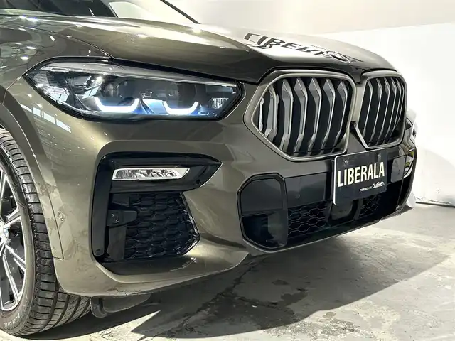 ＢＭＷ Ｘ６ xDrive35d Mスポーツ 道央・札幌 2020(令2)年 2.1万km ＤグリーンＭ 電動パノラマガラスサンルーフ/カーボンファイバーインテリアトリム/harman/kardonサラウンドサウンド/BMWディスプレイキー/コンフォートパッケージ/・フロントアクティブベンチレーションシート/・フロントマッサージシート/・ヒートコンフォートパッケージ/プラスパッケージ/・4ゾーンオートマチックエアコンディショナー/・保冷保温機能付カップホルダー/・ソフトクローズドア/BMWヘッドアップディスプレイ/BMWライブコックピット/パーキングアシストプラス/・全周囲カメラ/・パーキングアシスト(並列/縦列)/・パークディスタンスコントロール/アダプティブLEDヘッドライト/ハイビームアシスタント/ドライビングアシストプロフェッショナル/・ACC/アクティブクルーズコントロール/・ステアリング&レーンコントロールアシスト/・前車接近警告機能/・衝突回避被害軽減ブレーキ/・クロストラフィックウォーニング/・トラフィックサインアシスト/Mエアロダイナミクスパッケージ