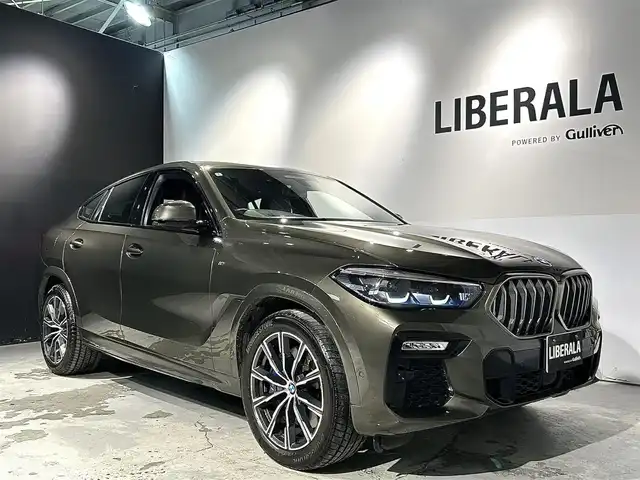 ＢＭＷ Ｘ６ xDrive35d Mスポーツ 道央・札幌 2020(令2)年 2.1万km ＤグリーンＭ 電動パノラマガラスサンルーフ/カーボンファイバーインテリアトリム/harman/kardonサラウンドサウンド/BMWディスプレイキー/コンフォートパッケージ/・フロントアクティブベンチレーションシート/・フロントマッサージシート/・ヒートコンフォートパッケージ/プラスパッケージ/・4ゾーンオートマチックエアコンディショナー/・保冷保温機能付カップホルダー/・ソフトクローズドア/BMWヘッドアップディスプレイ/BMWライブコックピット/パーキングアシストプラス/・全周囲カメラ/・パーキングアシスト(並列/縦列)/・パークディスタンスコントロール/アダプティブLEDヘッドライト/ハイビームアシスタント/ドライビングアシストプロフェッショナル/・ACC/アクティブクルーズコントロール/・ステアリング&レーンコントロールアシスト/・前車接近警告機能/・衝突回避被害軽減ブレーキ/・クロストラフィックウォーニング/・トラフィックサインアシスト/Mエアロダイナミクスパッケージ