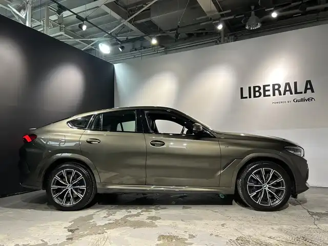 ＢＭＷ Ｘ６ xDrive35d Mスポーツ 道央・札幌 2020(令2)年 2.1万km ＤグリーンＭ 電動パノラマガラスサンルーフ/カーボンファイバーインテリアトリム/harman/kardonサラウンドサウンド/BMWディスプレイキー/コンフォートパッケージ/・フロントアクティブベンチレーションシート/・フロントマッサージシート/・ヒートコンフォートパッケージ/プラスパッケージ/・4ゾーンオートマチックエアコンディショナー/・保冷保温機能付カップホルダー/・ソフトクローズドア/BMWヘッドアップディスプレイ/BMWライブコックピット/パーキングアシストプラス/・全周囲カメラ/・パーキングアシスト(並列/縦列)/・パークディスタンスコントロール/アダプティブLEDヘッドライト/ハイビームアシスタント/ドライビングアシストプロフェッショナル/・ACC/アクティブクルーズコントロール/・ステアリング&レーンコントロールアシスト/・前車接近警告機能/・衝突回避被害軽減ブレーキ/・クロストラフィックウォーニング/・トラフィックサインアシスト/Mエアロダイナミクスパッケージ