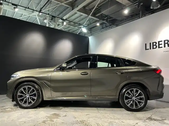 ＢＭＷ Ｘ６ xDrive35d Mスポーツ 道央・札幌 2020(令2)年 2.1万km ＤグリーンＭ 電動パノラマガラスサンルーフ/カーボンファイバーインテリアトリム/harman/kardonサラウンドサウンド/BMWディスプレイキー/コンフォートパッケージ/・フロントアクティブベンチレーションシート/・フロントマッサージシート/・ヒートコンフォートパッケージ/プラスパッケージ/・4ゾーンオートマチックエアコンディショナー/・保冷保温機能付カップホルダー/・ソフトクローズドア/BMWヘッドアップディスプレイ/BMWライブコックピット/パーキングアシストプラス/・全周囲カメラ/・パーキングアシスト(並列/縦列)/・パークディスタンスコントロール/アダプティブLEDヘッドライト/ハイビームアシスタント/ドライビングアシストプロフェッショナル/・ACC/アクティブクルーズコントロール/・ステアリング&レーンコントロールアシスト/・前車接近警告機能/・衝突回避被害軽減ブレーキ/・クロストラフィックウォーニング/・トラフィックサインアシスト/Mエアロダイナミクスパッケージ