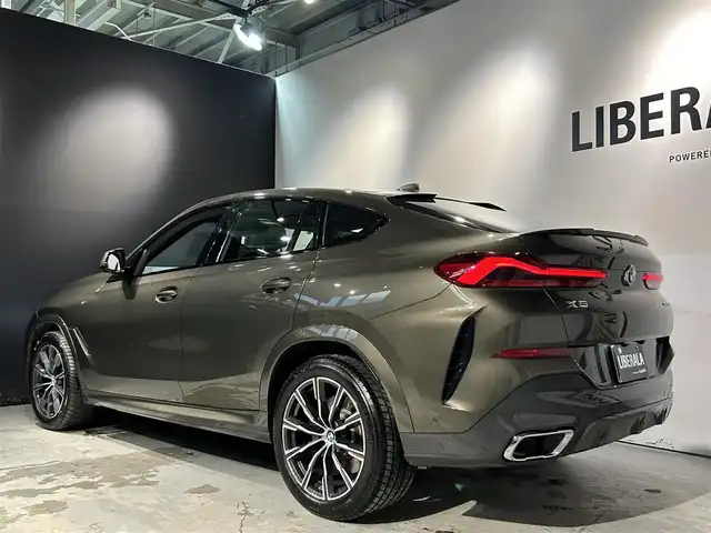 ＢＭＷ Ｘ６ xDrive35d Mスポーツ 道央・札幌 2020(令2)年 2.1万km ＤグリーンＭ 電動パノラマガラスサンルーフ/カーボンファイバーインテリアトリム/harman/kardonサラウンドサウンド/BMWディスプレイキー/コンフォートパッケージ/・フロントアクティブベンチレーションシート/・フロントマッサージシート/・ヒートコンフォートパッケージ/プラスパッケージ/・4ゾーンオートマチックエアコンディショナー/・保冷保温機能付カップホルダー/・ソフトクローズドア/BMWヘッドアップディスプレイ/BMWライブコックピット/パーキングアシストプラス/・全周囲カメラ/・パーキングアシスト(並列/縦列)/・パークディスタンスコントロール/アダプティブLEDヘッドライト/ハイビームアシスタント/ドライビングアシストプロフェッショナル/・ACC/アクティブクルーズコントロール/・ステアリング&レーンコントロールアシスト/・前車接近警告機能/・衝突回避被害軽減ブレーキ/・クロストラフィックウォーニング/・トラフィックサインアシスト/Mエアロダイナミクスパッケージ