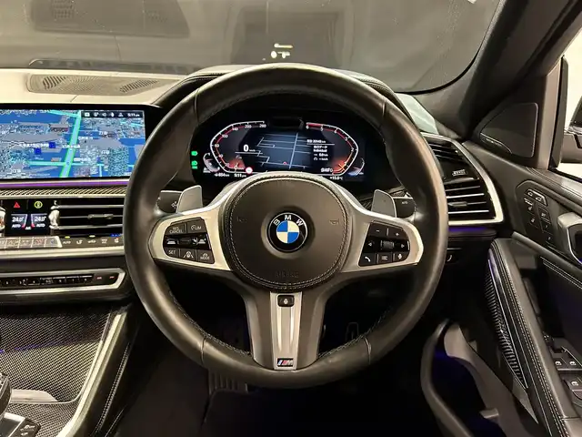ＢＭＷ Ｘ６ xDrive35d Mスポーツ 道央・札幌 2020(令2)年 2.1万km ＤグリーンＭ 電動パノラマガラスサンルーフ/カーボンファイバーインテリアトリム/harman/kardonサラウンドサウンド/BMWディスプレイキー/コンフォートパッケージ/・フロントアクティブベンチレーションシート/・フロントマッサージシート/・ヒートコンフォートパッケージ/プラスパッケージ/・4ゾーンオートマチックエアコンディショナー/・保冷保温機能付カップホルダー/・ソフトクローズドア/BMWヘッドアップディスプレイ/BMWライブコックピット/パーキングアシストプラス/・全周囲カメラ/・パーキングアシスト(並列/縦列)/・パークディスタンスコントロール/アダプティブLEDヘッドライト/ハイビームアシスタント/ドライビングアシストプロフェッショナル/・ACC/アクティブクルーズコントロール/・ステアリング&レーンコントロールアシスト/・前車接近警告機能/・衝突回避被害軽減ブレーキ/・クロストラフィックウォーニング/・トラフィックサインアシスト/Mエアロダイナミクスパッケージ