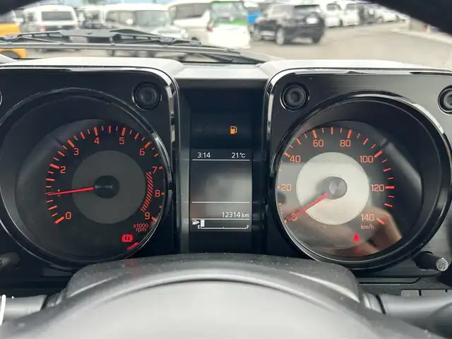スズキ ジムニー XC 和歌山県 2024(令6)年 1.3万km ピュアホワイトP 社外8インチナビ/Bluetooth/フルセグテレビ/CD/DVD/バックカメラ/USB入力端子/HDMI入力端子/衝突被害軽減システム/車線逸脱警報装置/横滑り防止装置/ダウンヒルアシスト/デュアルカメラブレーキサポート/前後ドライブレコーダー/クルーズコントロール/シートヒーター/LEDヘッドライト/オートライト/純正16インチアルミホイール/革巻きステアリング/ステアリングリモコン/社外フロアマット/ドアバイザー/スマートキー/プッシュスタート/電動格納ミラー