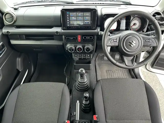 スズキ ジムニー XC 和歌山県 2024(令6)年 1.3万km ピュアホワイトP 社外8インチナビ/Bluetooth/フルセグテレビ/CD/DVD/バックカメラ/USB入力端子/HDMI入力端子/衝突被害軽減システム/車線逸脱警報装置/横滑り防止装置/ダウンヒルアシスト/デュアルカメラブレーキサポート/前後ドライブレコーダー/クルーズコントロール/シートヒーター/LEDヘッドライト/オートライト/純正16インチアルミホイール/革巻きステアリング/ステアリングリモコン/社外フロアマット/ドアバイザー/スマートキー/プッシュスタート/電動格納ミラー