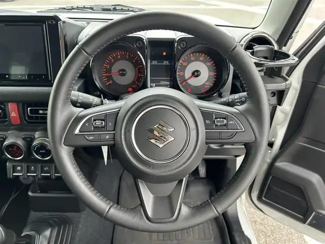 スズキ ジムニー XC 和歌山県 2024(令6)年 1.3万km ピュアホワイトP 社外8インチナビ/Bluetooth/フルセグテレビ/CD/DVD/バックカメラ/USB入力端子/HDMI入力端子/衝突被害軽減システム/車線逸脱警報装置/横滑り防止装置/ダウンヒルアシスト/デュアルカメラブレーキサポート/前後ドライブレコーダー/クルーズコントロール/シートヒーター/LEDヘッドライト/オートライト/純正16インチアルミホイール/革巻きステアリング/ステアリングリモコン/社外フロアマット/ドアバイザー/スマートキー/プッシュスタート/電動格納ミラー